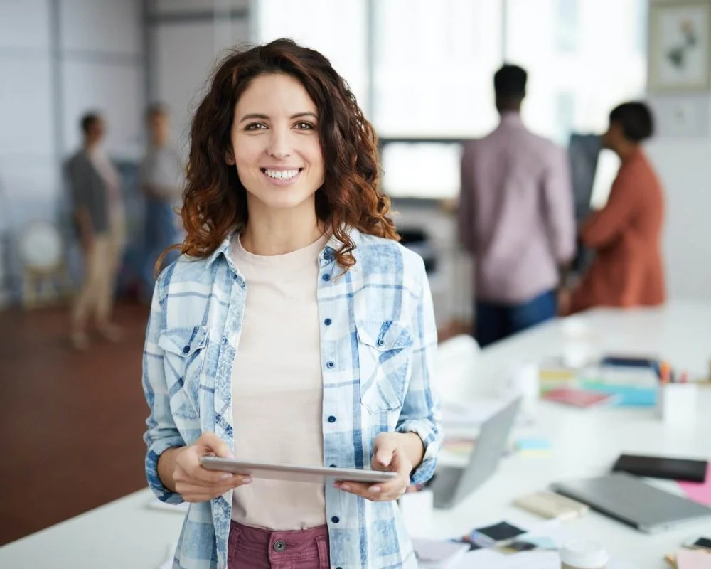 cheerful-young-woman-posing-in-creative-agency-1-re2qhxb4rl0vfxun63xqkatrn0yyp8c0ci2oguay4g